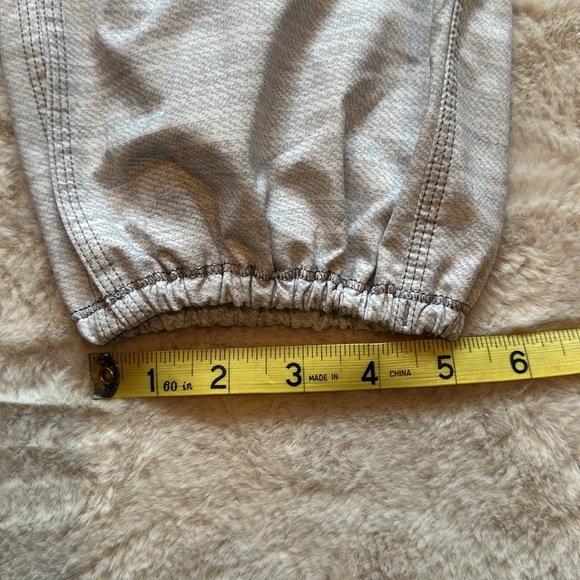 lululemon size 6 crop - Swift material - white and grey - Picture 11 of 12